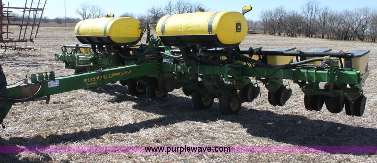 image for item E8423 1999 John Deere 1760 Conservation 12 row flex planter