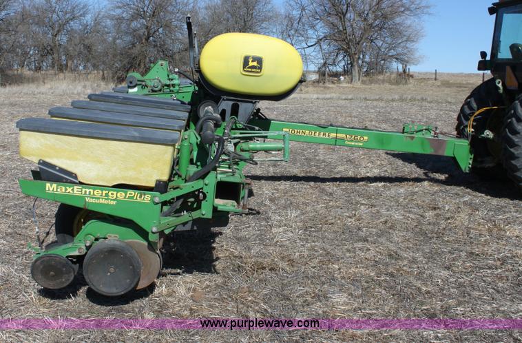 image for item E8423 1999 John Deere 1760 Conservation 12 row flex planter