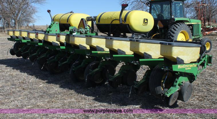 image for item E8423 1999 John Deere 1760 Conservation 12 row flex planter
