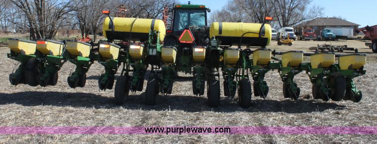image for item E8423 1999 John Deere 1760 Conservation 12 row flex planter