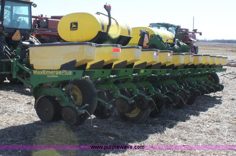 image for item E8423 1999 John Deere 1760 Conservation 12 row flex planter