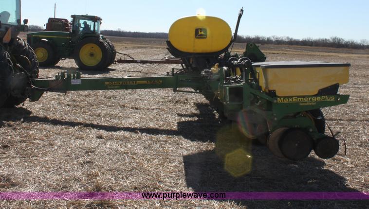image for item E8423 1999 John Deere 1760 Conservation 12 row flex planter