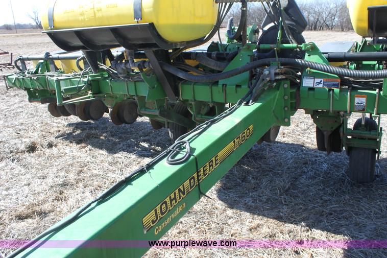 image for item E8423 1999 John Deere 1760 Conservation 12 row flex planter