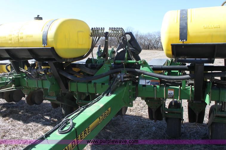 image for item E8423 1999 John Deere 1760 Conservation 12 row flex planter