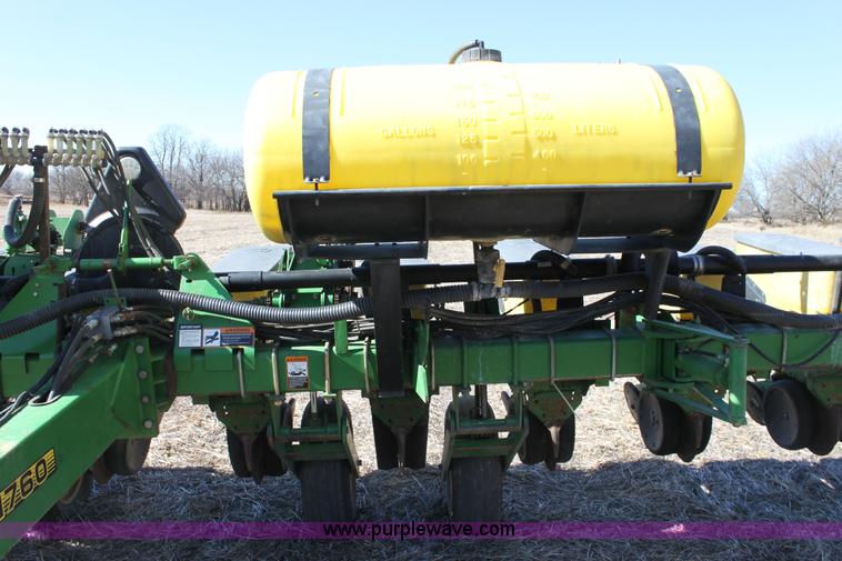 image for item E8423 1999 John Deere 1760 Conservation 12 row flex planter