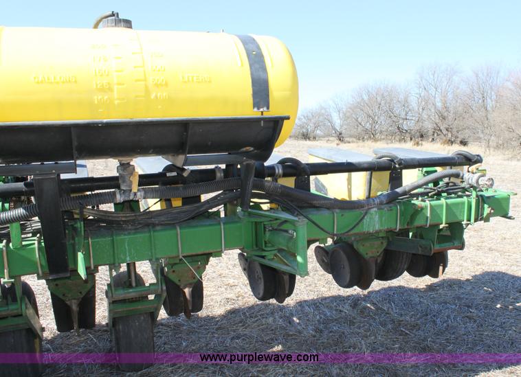 image for item E8423 1999 John Deere 1760 Conservation 12 row flex planter