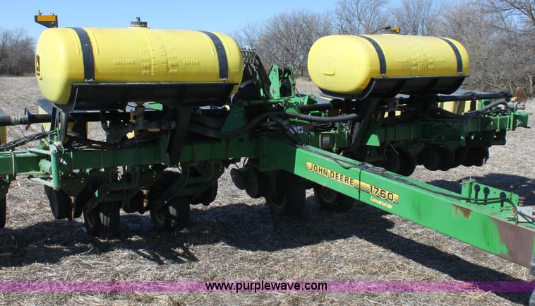 image for item E8423 1999 John Deere 1760 Conservation 12 row flex planter