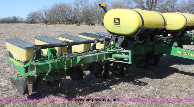 image for item E8423 1999 John Deere 1760 Conservation 12 row flex planter