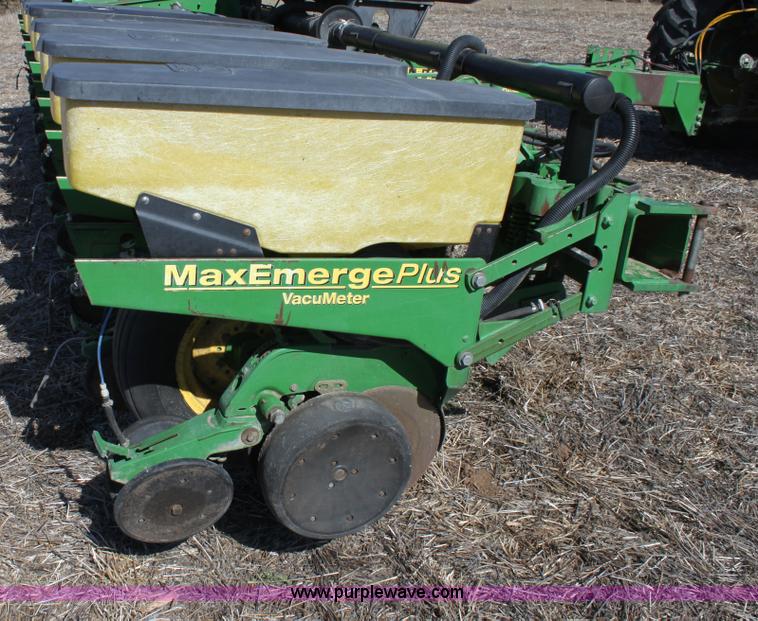 image for item E8423 1999 John Deere 1760 Conservation 12 row flex planter