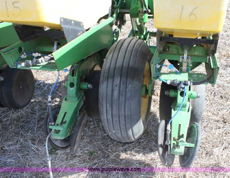image for item E8423 1999 John Deere 1760 Conservation 12 row flex planter