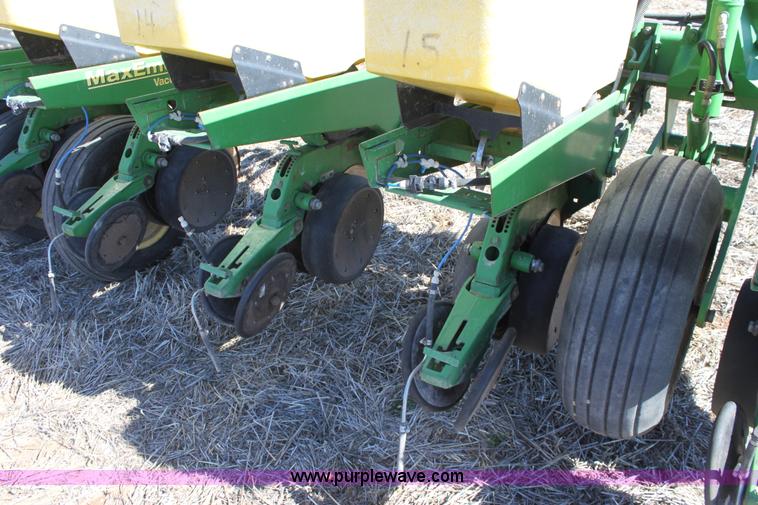 image for item E8423 1999 John Deere 1760 Conservation 12 row flex planter
