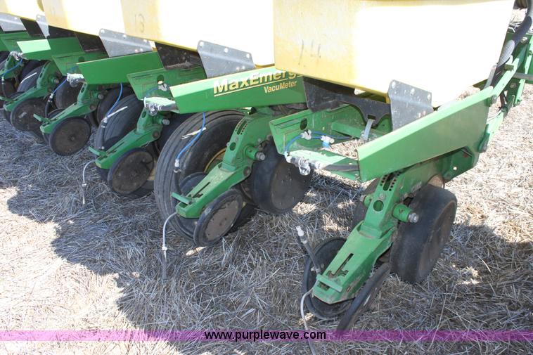 image for item E8423 1999 John Deere 1760 Conservation 12 row flex planter
