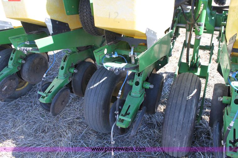 image for item E8423 1999 John Deere 1760 Conservation 12 row flex planter