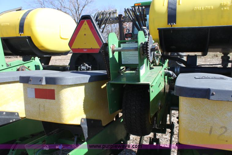 image for item E8423 1999 John Deere 1760 Conservation 12 row flex planter