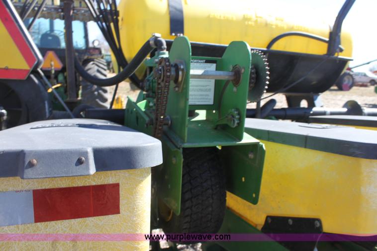 image for item E8423 1999 John Deere 1760 Conservation 12 row flex planter