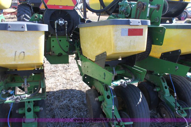 image for item E8423 1999 John Deere 1760 Conservation 12 row flex planter