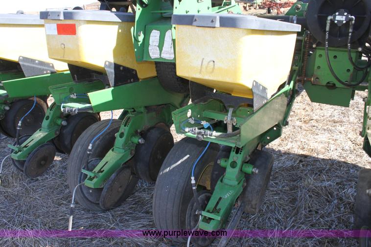 image for item E8423 1999 John Deere 1760 Conservation 12 row flex planter
