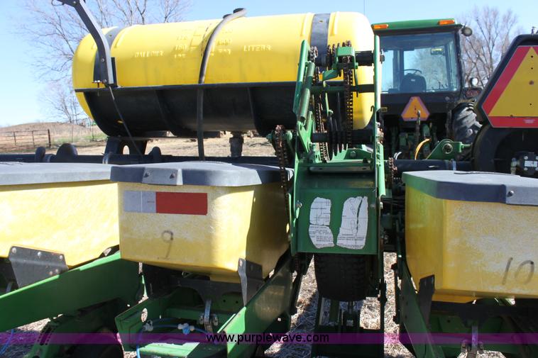 image for item E8423 1999 John Deere 1760 Conservation 12 row flex planter