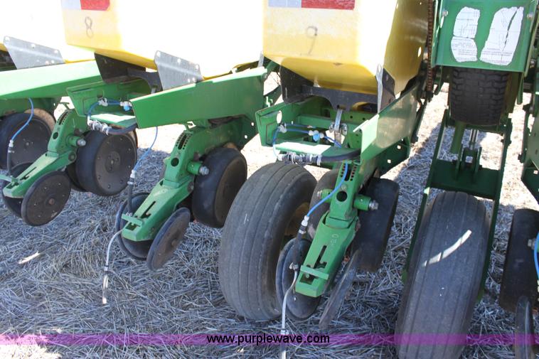 image for item E8423 1999 John Deere 1760 Conservation 12 row flex planter