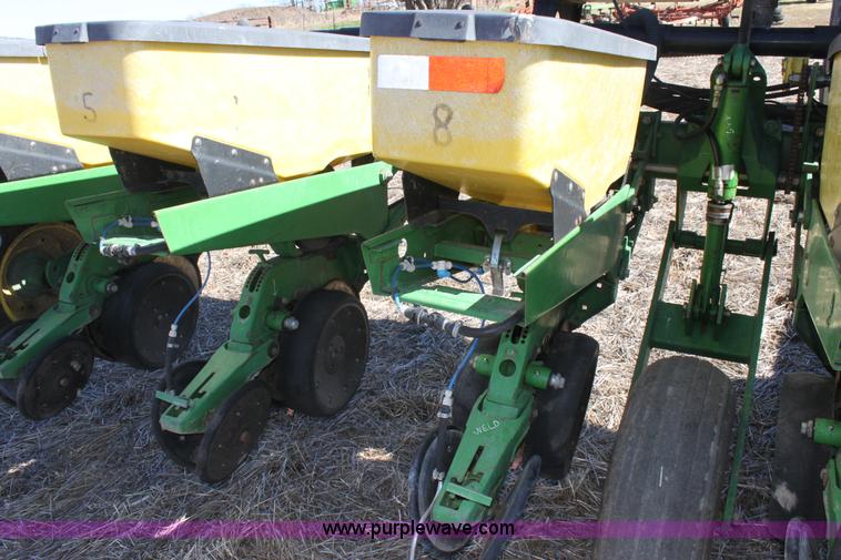 image for item E8423 1999 John Deere 1760 Conservation 12 row flex planter