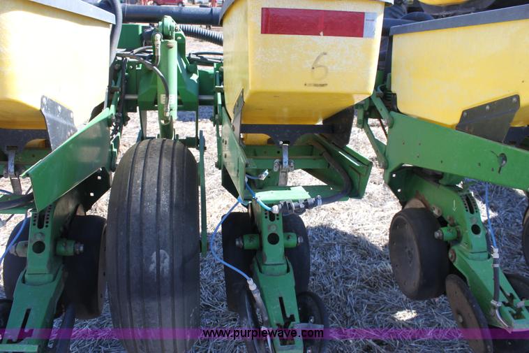 image for item E8423 1999 John Deere 1760 Conservation 12 row flex planter