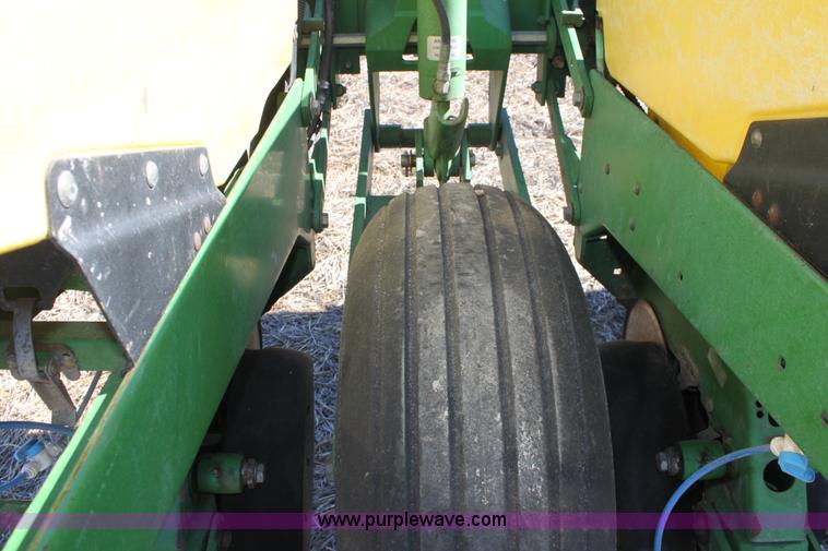image for item E8423 1999 John Deere 1760 Conservation 12 row flex planter
