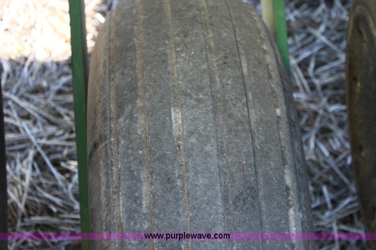 image for item E8423 1999 John Deere 1760 Conservation 12 row flex planter