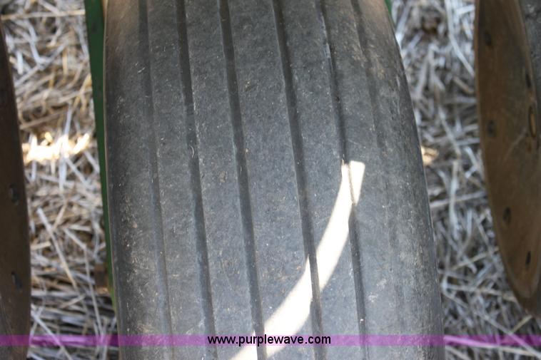 image for item E8423 1999 John Deere 1760 Conservation 12 row flex planter