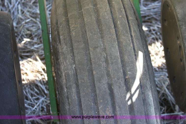 image for item E8423 1999 John Deere 1760 Conservation 12 row flex planter