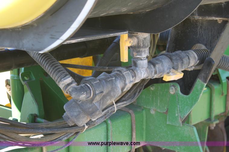 image for item E8423 1999 John Deere 1760 Conservation 12 row flex planter