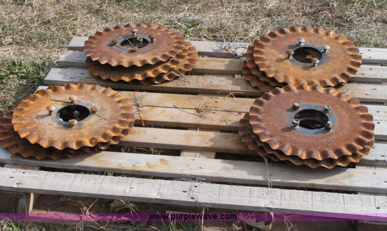 image for item E8423 1999 John Deere 1760 Conservation 12 row flex planter