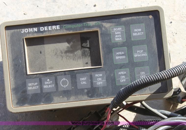 image for item E8423 1999 John Deere 1760 Conservation 12 row flex planter