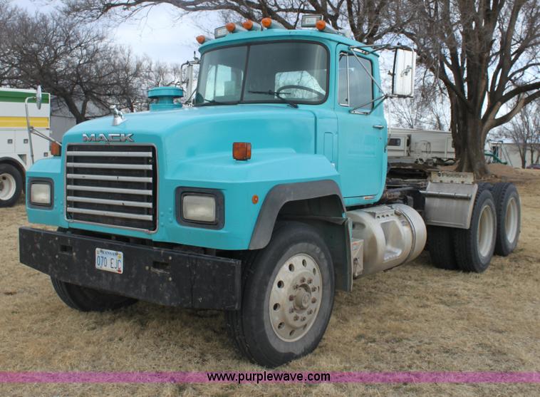 image for item E8425 1995 Mack RD688S semi truck