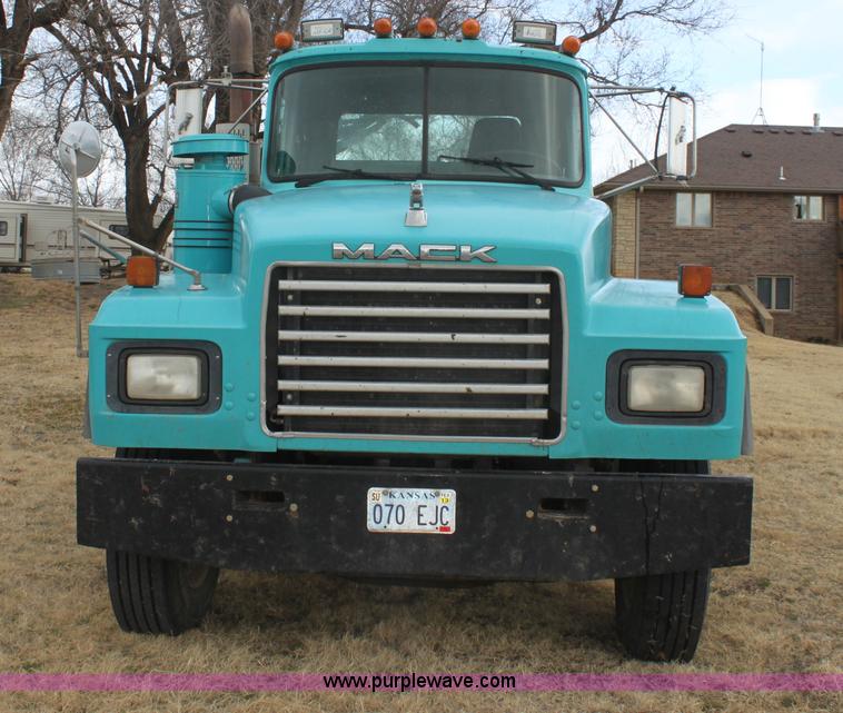 image for item E8425 1995 Mack RD688S semi truck