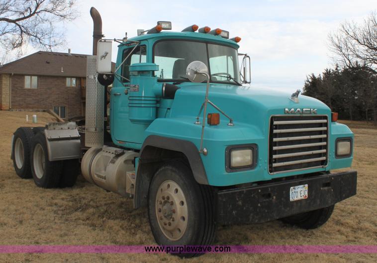 image for item E8425 1995 Mack RD688S semi truck