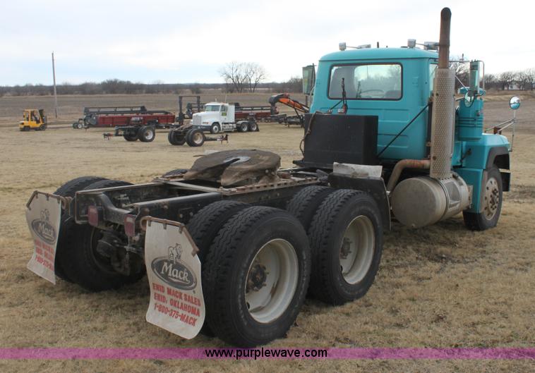 image for item E8425 1995 Mack RD688S semi truck