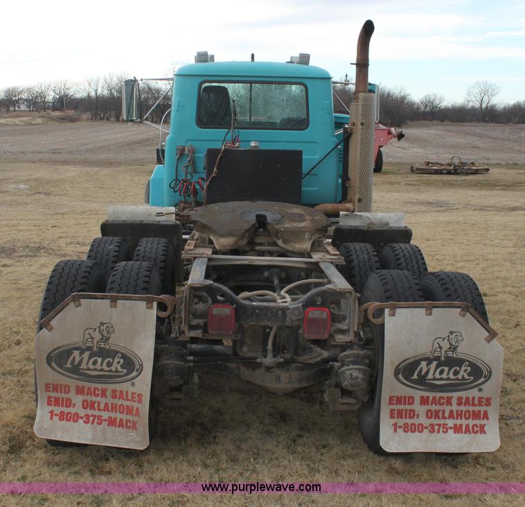 image for item E8425 1995 Mack RD688S semi truck