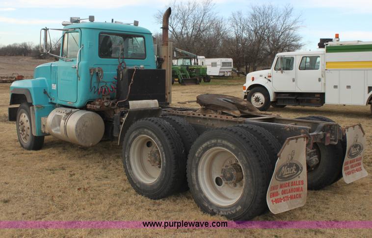 image for item E8425 1995 Mack RD688S semi truck