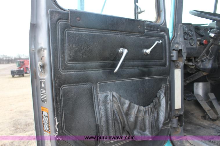 image for item E8425 1995 Mack RD688S semi truck