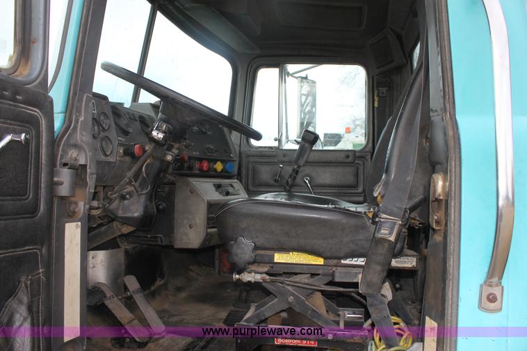 image for item E8425 1995 Mack RD688S semi truck