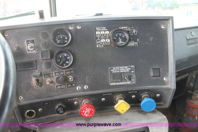 image for item E8425 1995 Mack RD688S semi truck