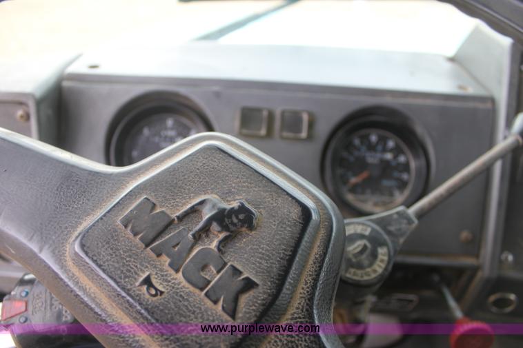 image for item E8425 1995 Mack RD688S semi truck