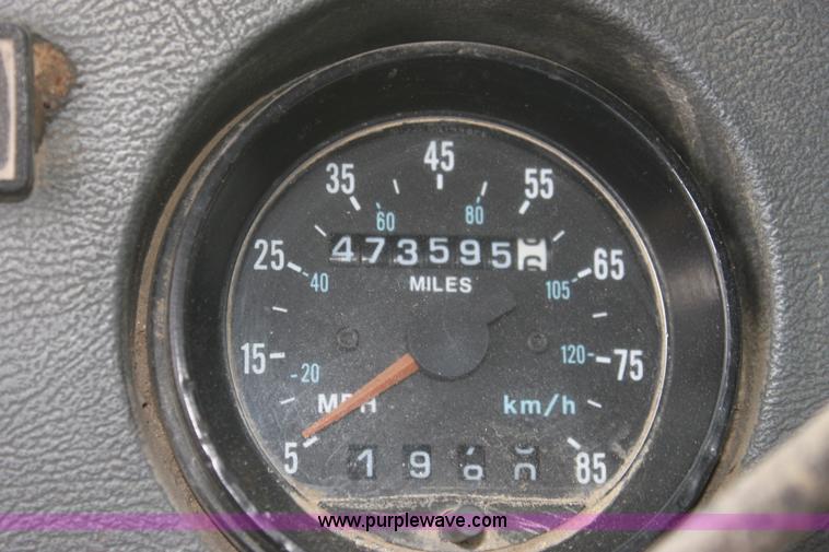 image for item E8425 1995 Mack RD688S semi truck