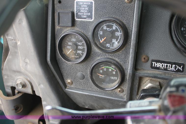 image for item E8425 1995 Mack RD688S semi truck