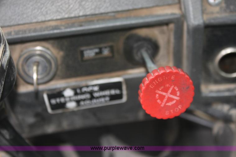 image for item E8425 1995 Mack RD688S semi truck