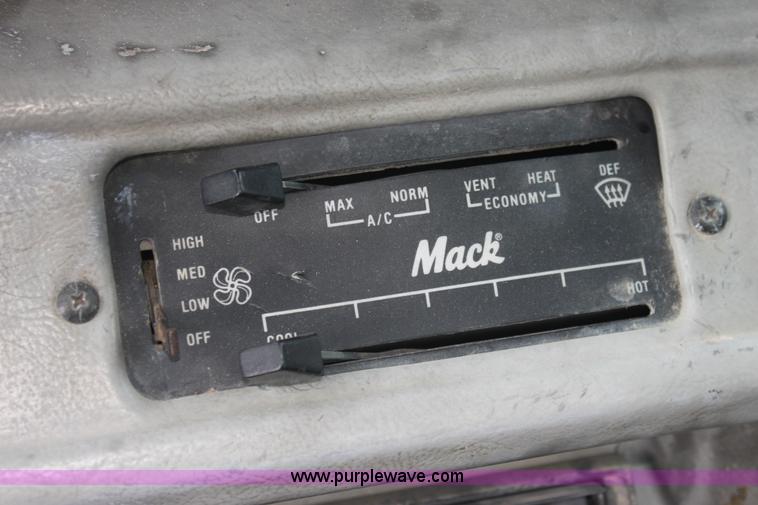 image for item E8425 1995 Mack RD688S semi truck