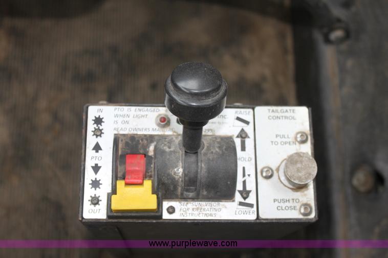 image for item E8425 1995 Mack RD688S semi truck