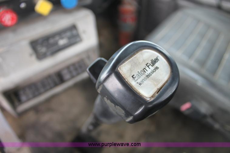 image for item E8425 1995 Mack RD688S semi truck