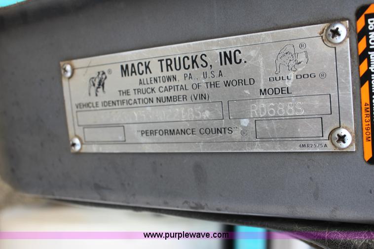 image for item E8425 1995 Mack RD688S semi truck