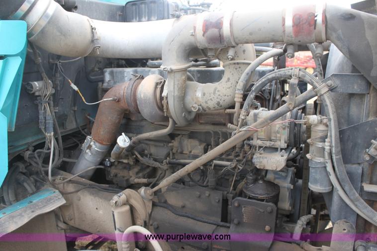 image for item E8425 1995 Mack RD688S semi truck